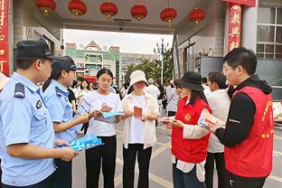 Thảm ra chân trời! Gấu xám hôm nay vắng mặt 13 người, chỉ có 8 người ra sân, bao gồm 3 cầu thủ hợp đồng 10 ngày và 3 ngày.